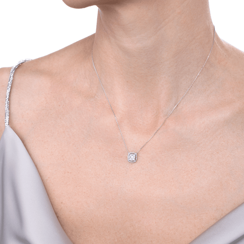 Lănțișor cu pandantiv din aur alb cu diamante Regal Radiance Necklace