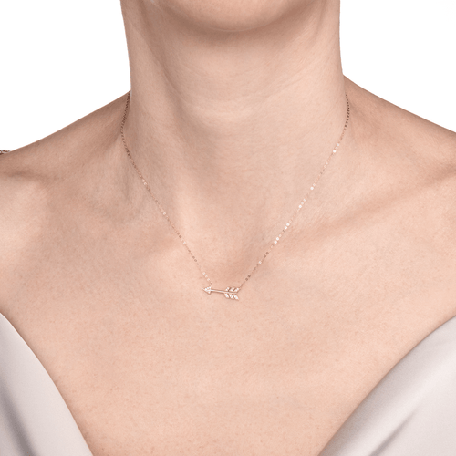 Lănțișor cu pandantiv din aur roz cu diamante Diamond Arrow Elegance Necklace