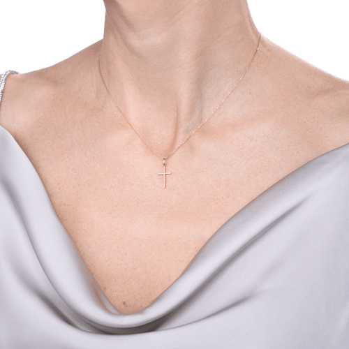 Lănțișor cu pandantiv din aur roz cu diamante Forever Splendor Cross Necklace